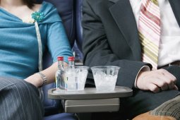 Можно ли употреблять алкоголь в самолете